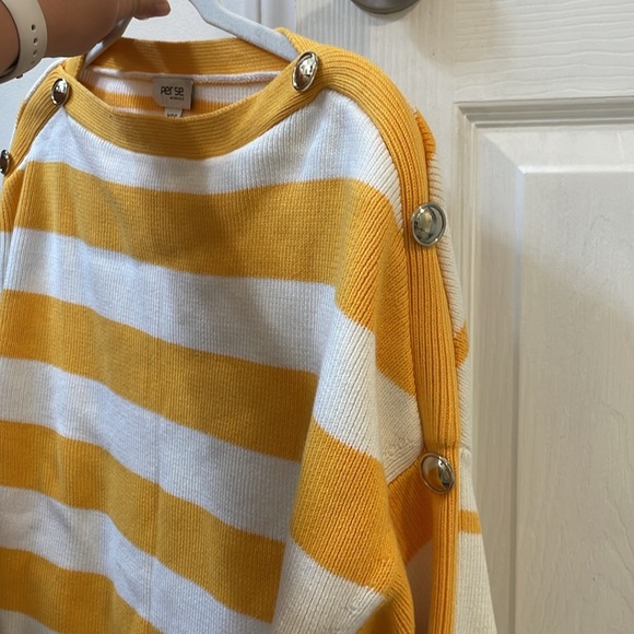 Per Se By Carlisle Women’s XXS Sweater Top With Gold Buttons and Orange Color - Picture 5 of 6